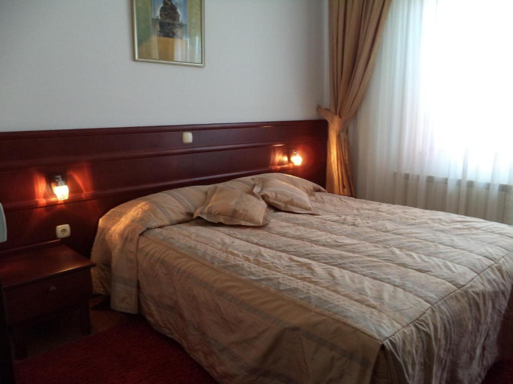 Hotel Dva Bisera لاغادين الغرفة الصورة